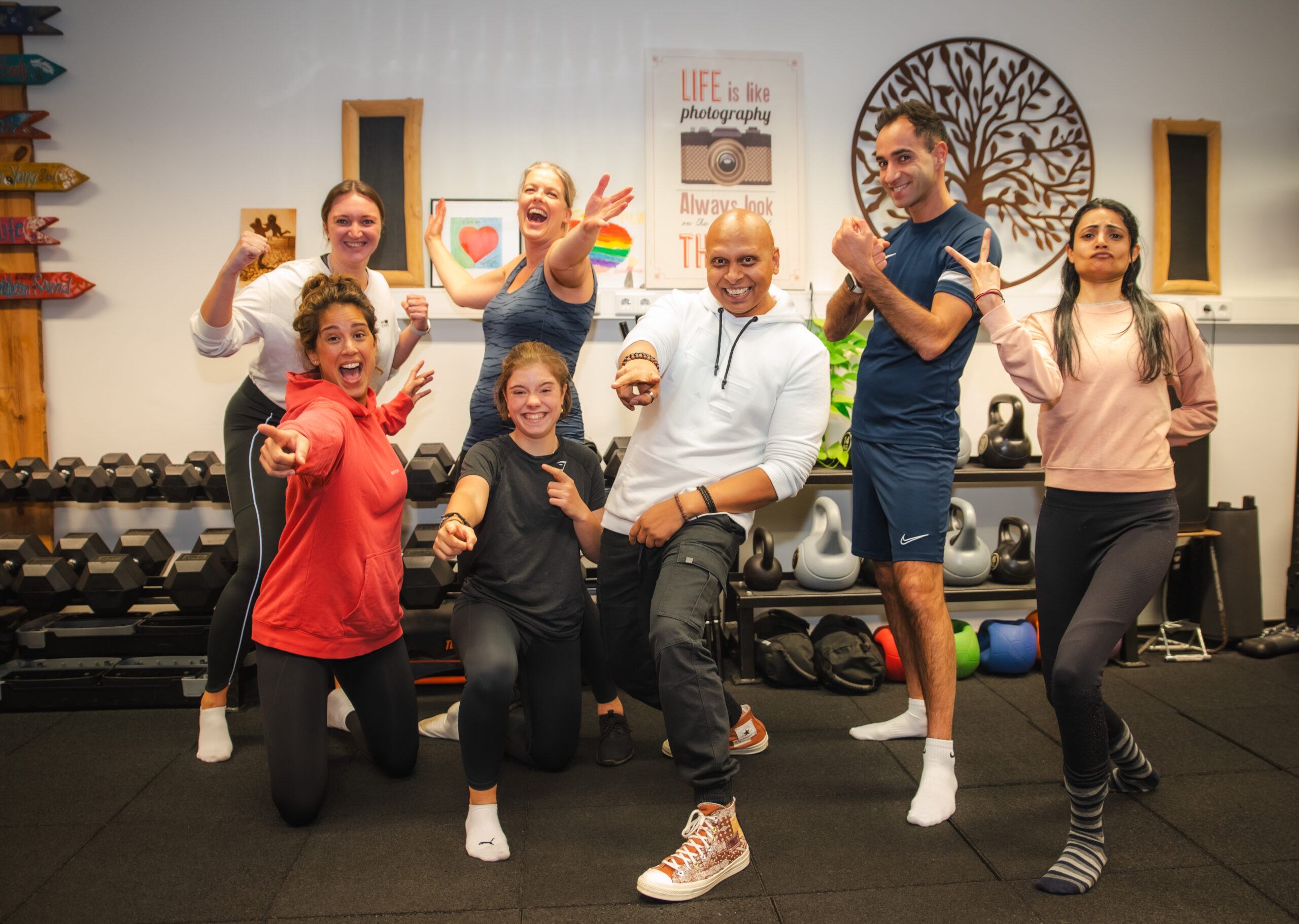 Fitnessgroep aan het trainen met personal trainer in Haarlem