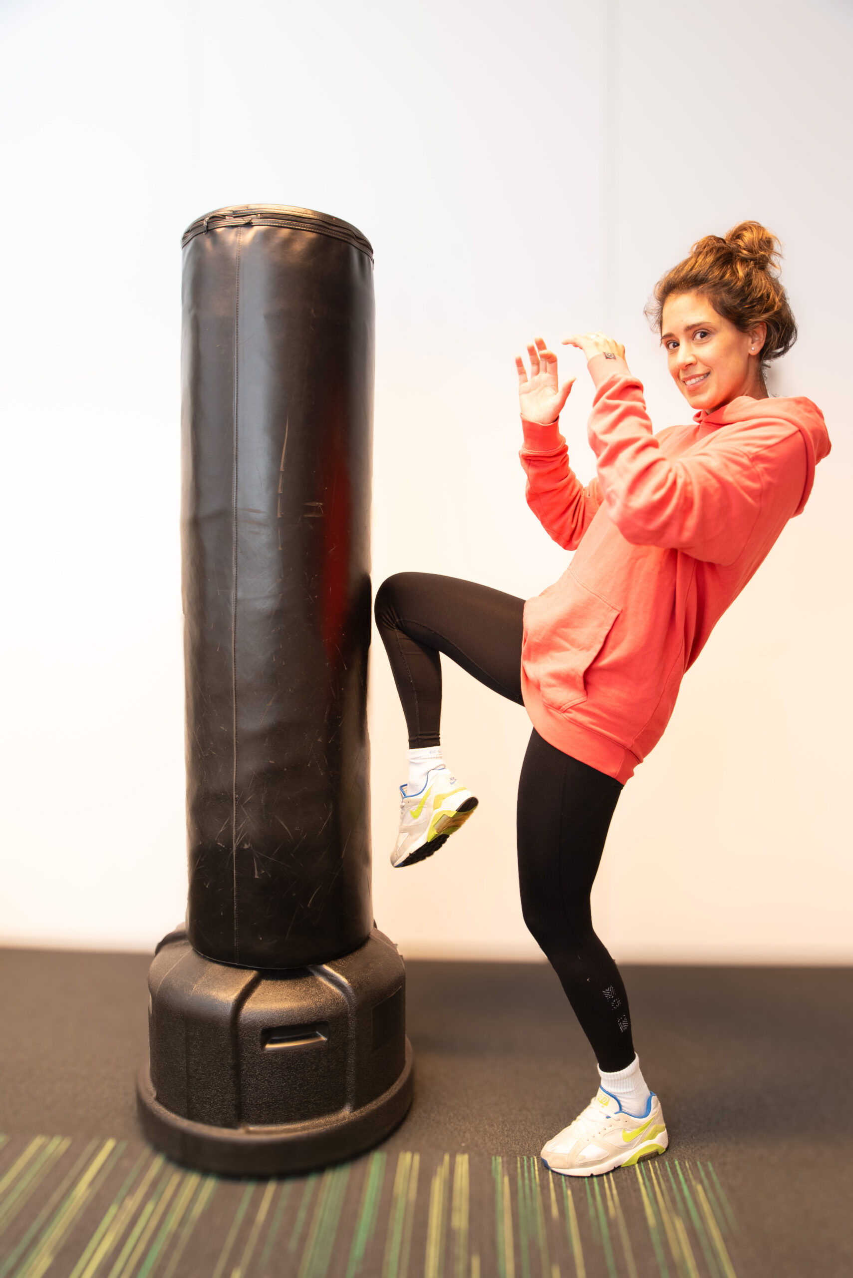 Actieve groepsles in sportschool met focus op fitness en fun