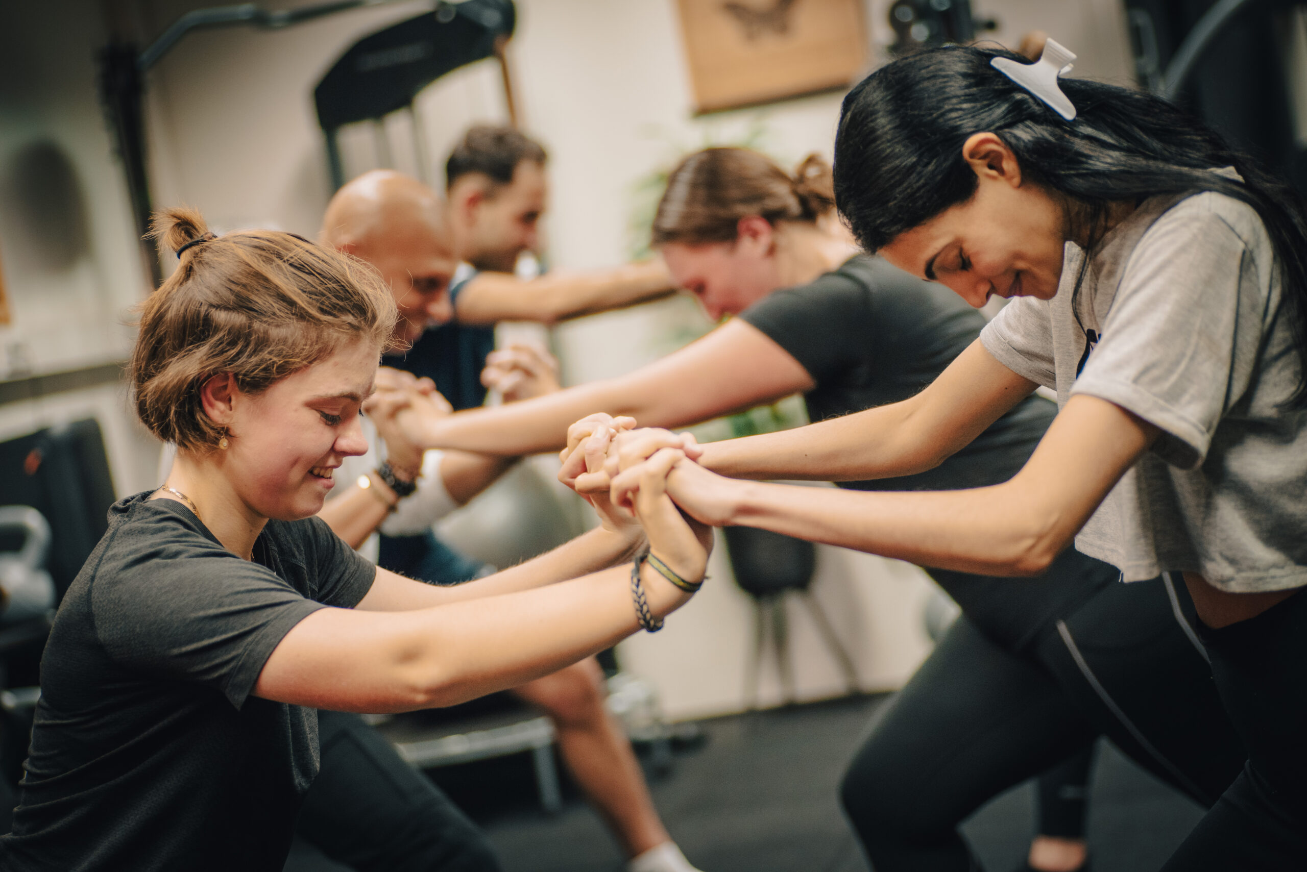 Coach geeft personal training in moderne sportschool Haarlem
